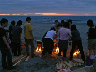 浜で火を起こす