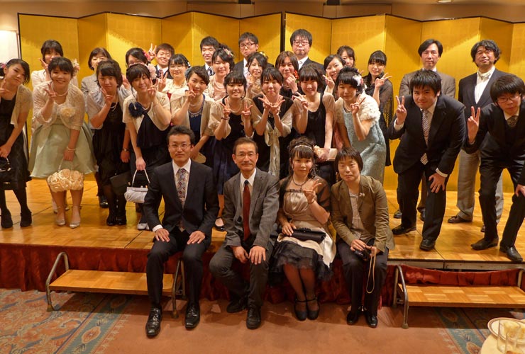 新潟大学人文学部の卒業式集合写真